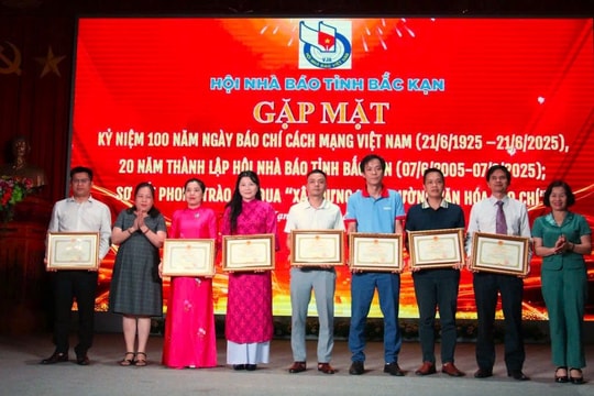 Phóng viên Báo Công lý nhận Bằng khen của Chủ tịch UBND tỉnh Bắc Kạn