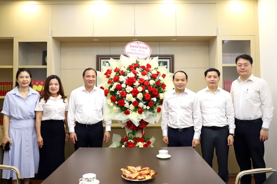 Đồng chí Nguyễn Quốc Đoàn chúc mừng cơ quan báo chí Trung ương