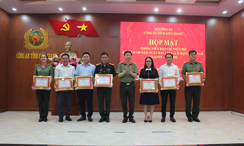 Công an tỉnh Kiên Giang họp mặt kỷ niệm 100 năm Ngày Báo chí cách mạng Việt Nam