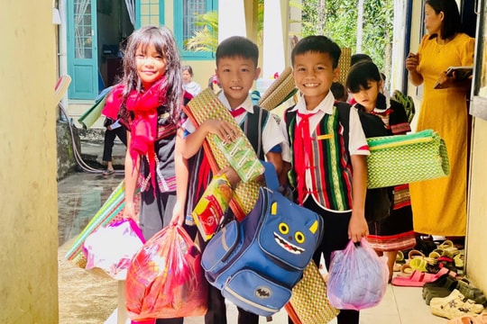 Xây dựng Nghị quyết miễn, hỗ trợ học phí toàn quốc