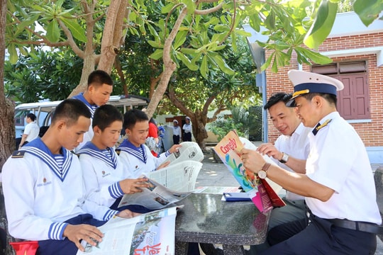 Tác nghiệp ở Trường Sa: Tình yêu biển đảo và sứ mệnh người làm báo