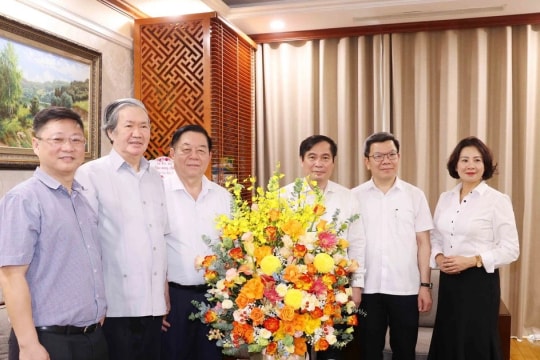 Trưởng Ban Tuyên giáo và Dân vận Trung ương Nguyễn Trọng Nghĩa thăm các nhà báo lão thành