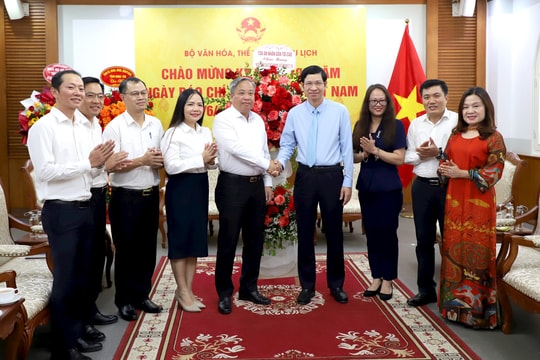 Lãnh đạo TANDTC chúc mừng Bộ VHTT&DL, Hội Nhà báo Việt Nam và Thông Tấn xã Việt Nam nhân dịp 21/6