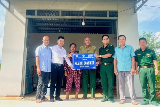 Bàn giao “Nhà đại đoàn kết” cho người nghèo