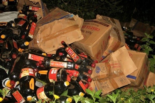 Hơn 1.000 chai nước mắm không rõ nguồn gốc bị vứt ven đường