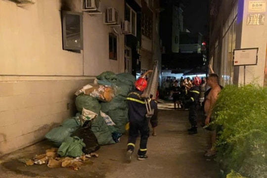 Cháy lúc nửa đêm, 2 người được giải cứu kịp thời