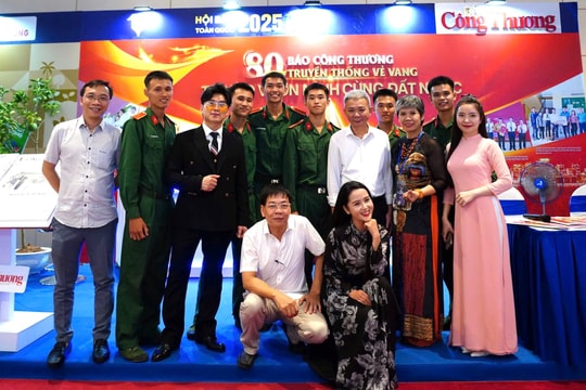 Ca sĩ Du Thiên thắp lửa Hội Báo toàn quốc bằng âm nhạc cách mạng