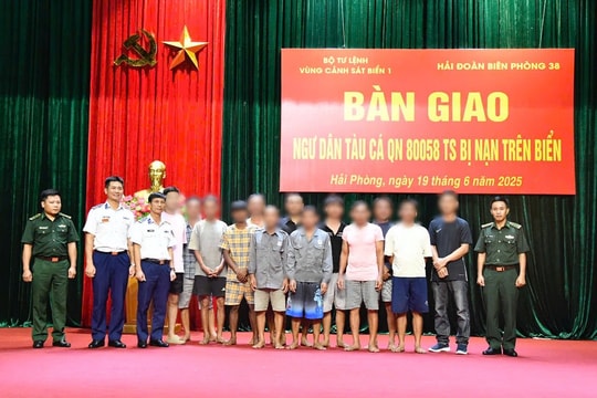 Cứu 11 ngư dân bị nạn trên vùng biển Bạch Long Vĩ