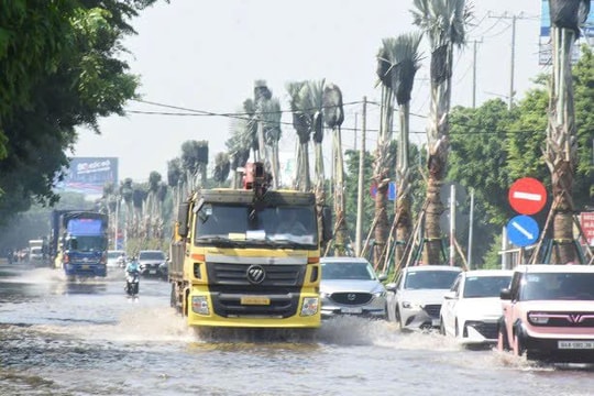 Bà Rịa - Vũng Tàu: Giao thông ùn tắc kéo dài do đường ngập sau mưa lớn
