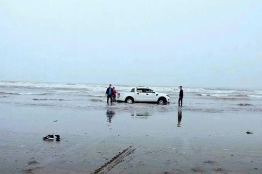 Vì sao không nên lao xe ô tô ra thẳng bãi biển?