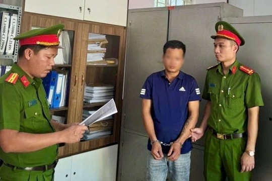 Người đàn ông đập phá nhà bác ruột