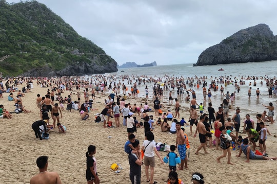 Đông đảo khách du lịch về Cát Bà ngày cuối tuần