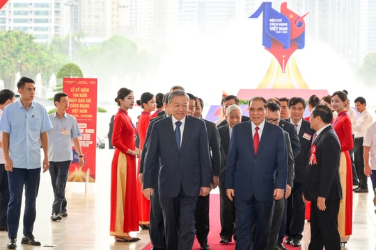 Tổng Bí thư Tô Lâm tham quan không gian trưng bày Hội báo toàn quốc 2025