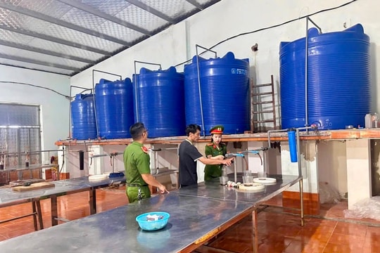 Công an vào cuộc vụ hàng loạt chai nước mắm hết hạn vứt bên đường