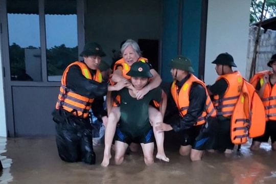 Lực lượng vũ trang Thái Nguyên giúp nhân dân vùng bị ngập úng