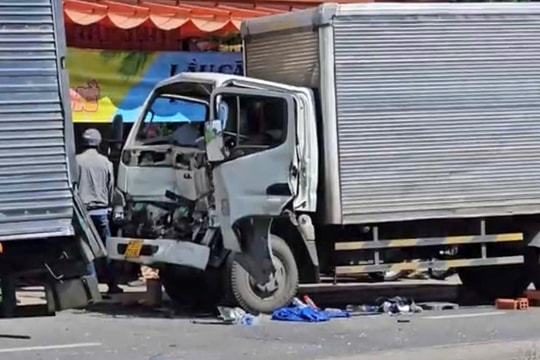 Hai xe tải tông nhau, tài xế mắc kẹt trong cabin