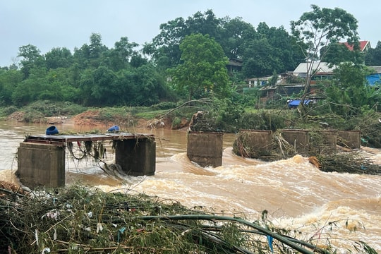 Cận cảnh cây cầu nối đôi bờ sông Công bị lũ cuốn trôi