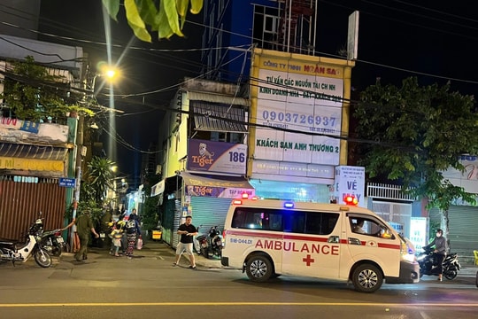 Nam thanh niên lõa thể ôm vết thương kêu cứu rồi tử vong