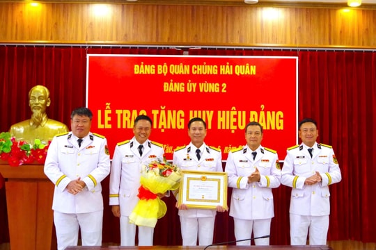 Vùng 2 Hải quân trao Huy hiệu 30 năm tuổi Đảng