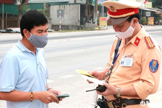 Lái xe không mang theo giấy tờ: Phớt lờ quy định, gây khó cho lực lượng chức năng