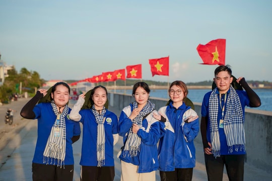 Đường cờ Tổ quốc linh thiêng ở đảo Phú Quý