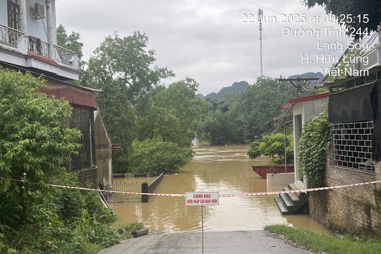 Nước lũ dâng cao, di dời người dân khỏi nơi nguy hiểm