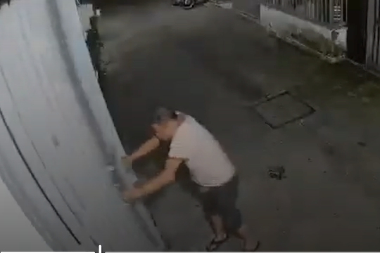 Công an làm việc với người đàn ông phá cửa, lấy rác ném vào nhà dân