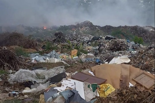 Điểm trung chuyển rác “hành” khu dân cư nhiều năm