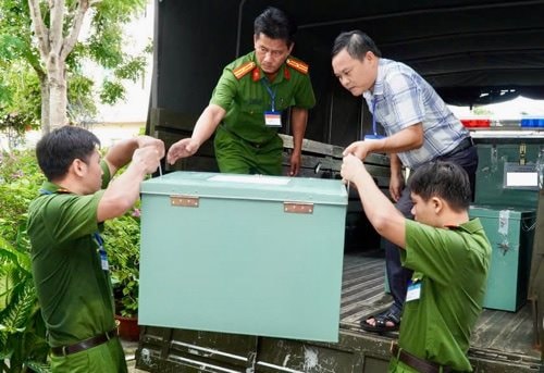 Công an TP Cần Thơ áp tải đề thi tốt nghiệp THPT bằng xe đặc chủng