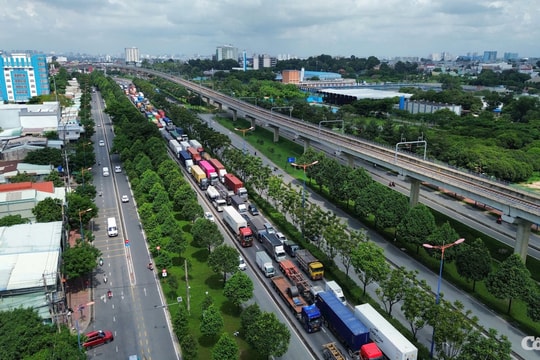 Kẹt xe từ khuya đến sáng ở cửa ngõ TP.HCM