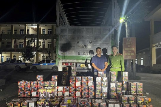 Phát hiện xe vận chuyển 239 hộp pháo trái phép trên Quốc lộ 9