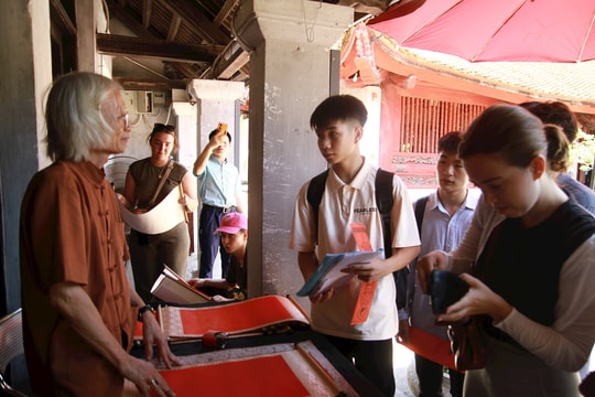 Văn Miếu - Quốc Tử Giám đón hàng nghìn thí sinh cầu may mắn trước kỳ thi tốt nghiệp THPT