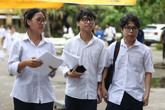 Ngày 25/6, gần 1,17 triệu thí sinh trên toàn quốc làm thủ tục dự thi Tốt nghiệp THPT