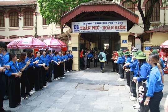 Hình ảnh đẹp của tình nguyện viên tiếp sức kỳ thi tốt nghiệp THPT