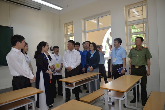 Phó Thủ tướng Lê Thành Long kiểm tra công tác chuẩn bị Kỳ thi tốt nghiệp THPT tại Quảng Ninh