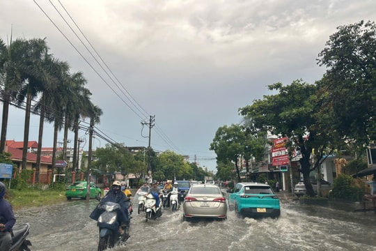Mưa lớn, đường ngập, nhiều xe chết máy