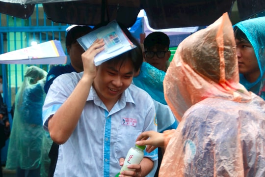Sĩ tử, phụ huynh TP.HCM 'đội mưa' sau môn thi Toán