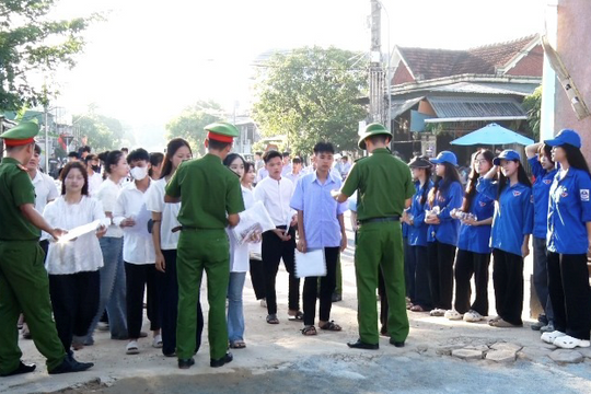 Hà Tĩnh: Thí sinh đội nắng bước vào kỳ thi tốt nghiệp THPT với tâm thế tự tin, chủ động