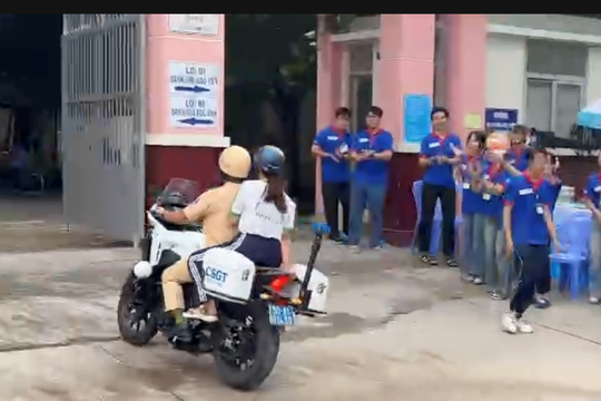 Thí sinh để quên CCCD được CSGT dùng xe đặc chủng chở về nhà lấy kịp thời