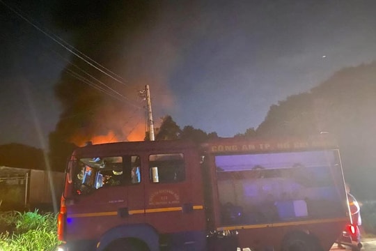 Cháy cơ sở làm nhang, nhiều người thoát chết