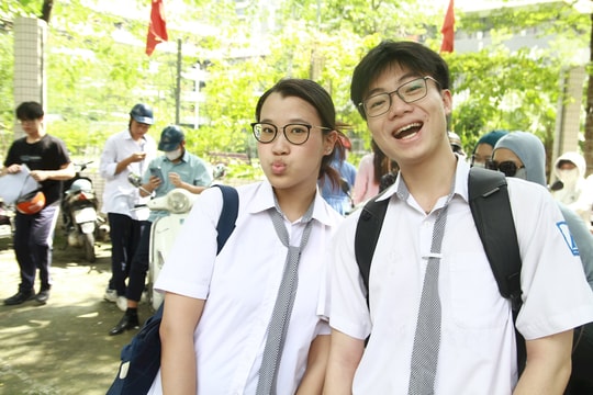 Niềm vui của các thí sinh hoàn thành bài thi Ngữ văn kỳ thi tốt nghiệp THPT