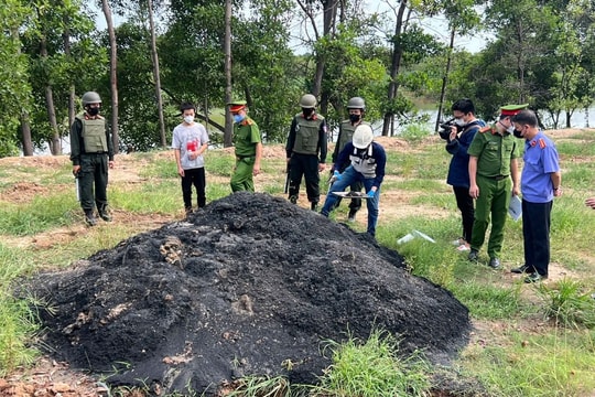 Một cơ sở chôn lấp hơn 1.600 tấn chất thải công nghiệp độc hại ở Hà Nội