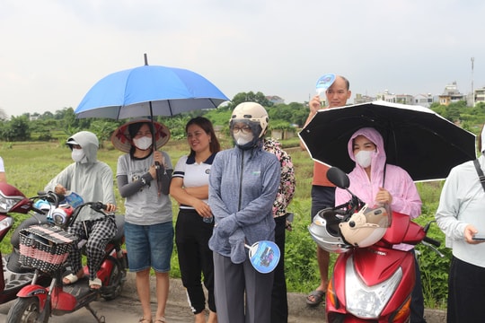 Thái Nguyên: Phụ huynh đội nắng chờ con thi tốt nghiệp THPT