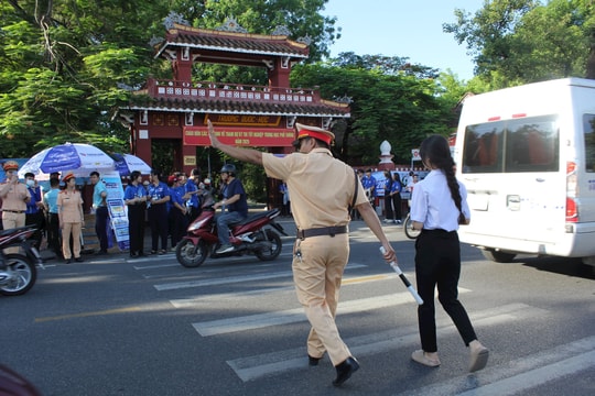 Không khí rộn ràng kỳ thi tốt nghiệp THPT 2025 tại Huế