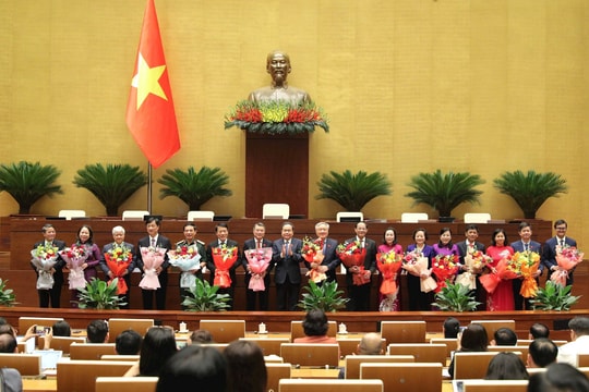 Quốc hội thông qua Nghị quyết phê chuẩn các Phó Chủ tịch và Ủy viên Hội đồng bầu cử quốc gia