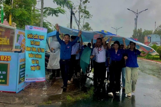 Dầm mưa tiếp sức – Hình ảnh đẹp mùa thi tốt nghiệp THPT 2025