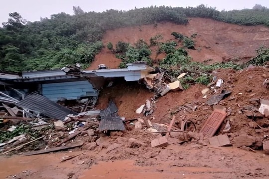 Sạt lở làm sập nhà, nam sinh 15 tuổi tử vong