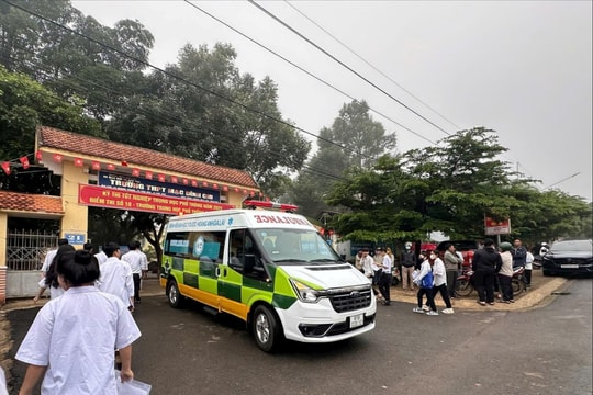 Thí sinh bị tai nạn được Bệnh viện dùng xe cứu thương đưa đến điểm thi tốt nghiệp