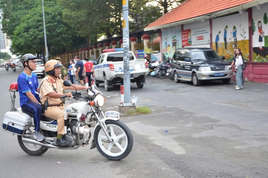 CSGT TP.HCM tích cực hỗ trợ sĩ tử thi tốt nghiệp THPT