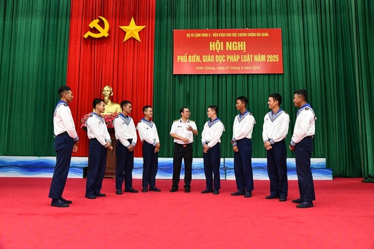 Vùng 5 Hải quân phối hợp nâng cao kiến thức pháp luật cho cán bộ, chiến sĩ